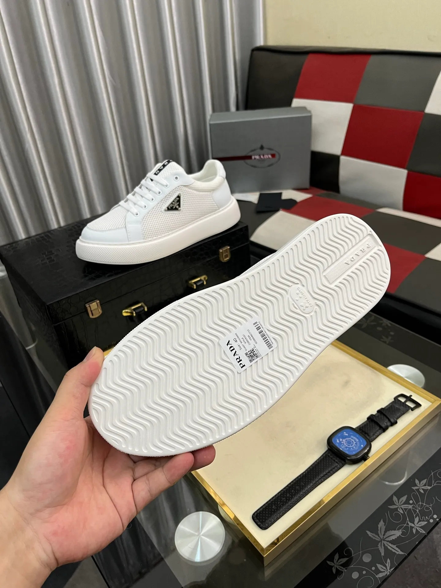 Men's men's shoes💰580⌚️⌚️Prada Prada early spring new model, top original quality, Prada casual sports shoes, made of imported solid color patent leather, spliced mesh cowhide upper, three-dimensional geometric segmentation, multi-color splicing, fashionable and generous, soft, comfortable and breathable. The tongue is decorated with classic letter logo, with fabric lining, cowhide foot pads, matched with P family's exclusive rubber outsole, upper material, breathable knitted fabric imported from Italy The delicate texture is super high-end! Fetal cowhide lining, super soft and comfortable, original molded outsole Size: 38-446️⃣ colors available